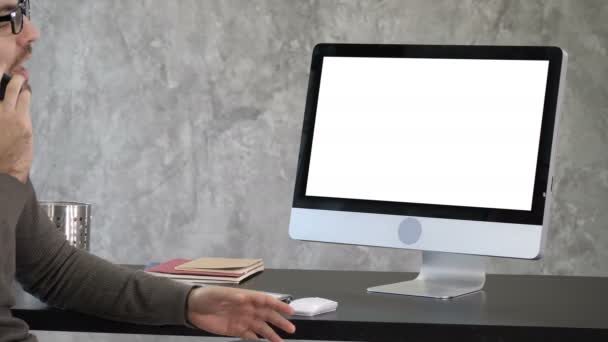 Concept d'entreprise, de personnel, de communication et de technologie - homme d'affaires avec ordinateur appelant sur smartphone au bureau. Affichage blanc . — Video