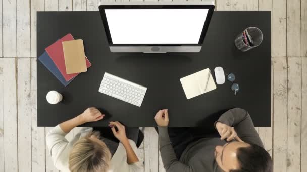 Tim proyek bisnis bekerja sama di ruang pertemuan di kantor. Tampilan Putih. — Stok Video