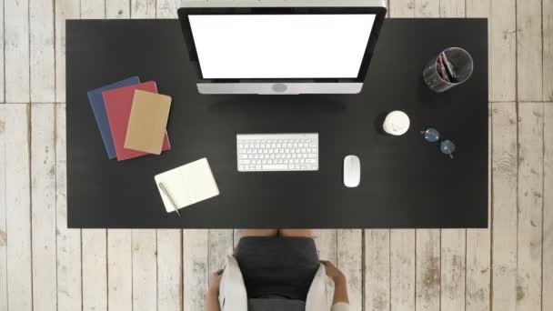 Widok Góry Bizneswoman Pracująca Przy Komputerze Biurze Biały Wyświetlacz Profesjonalny — Wideo stockowe