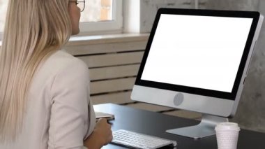İş ortağı video arama iş kadını. Beyaz ekran.