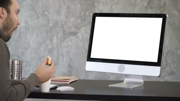 Leitender Geschäftsmann erstickt vor seinem Computer. weißes Display. — Stockvideo