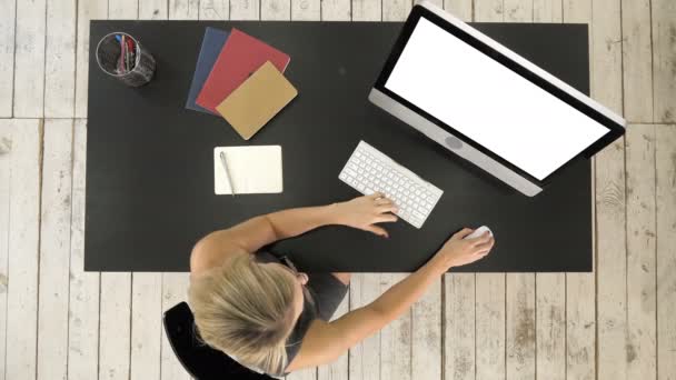 Fille regardant sur l'écran de l'ordinateur. Affichage blanc . — Video