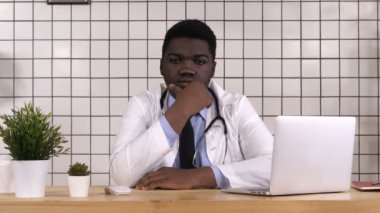 Afrika kökenli Amerikalı doktor kamera düşünmeye ciddi arıyorsunuz.