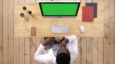 Yorgun Doktor onun güverte monitöre önünde tıbbi ofisinde oturuyor. Beyaz ekran.