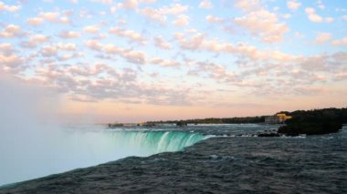 Niagara falls at ayakkabı gökyüzü günbatımı sırasında ile.