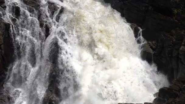 Detail fallenden Wassers aus nächster Nähe. ein hervorragendes Filmmaterial. — Stockvideo