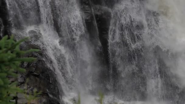 Cachoeira caindo em uma barragem . — Vídeo de Stock