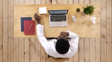 Yorgun Doktor çalışma evinde. Çok çalışan ve uykulu.