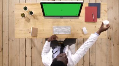 Hap doktorlar elinde. Doktor verilmesi veya tıbbi hapları birine göstermek stetoskop ile. Beyaz ekran.