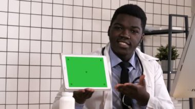 Dost canlısı doktor dijital tablet ekranı sunuyor. Beyaz Görünüm.