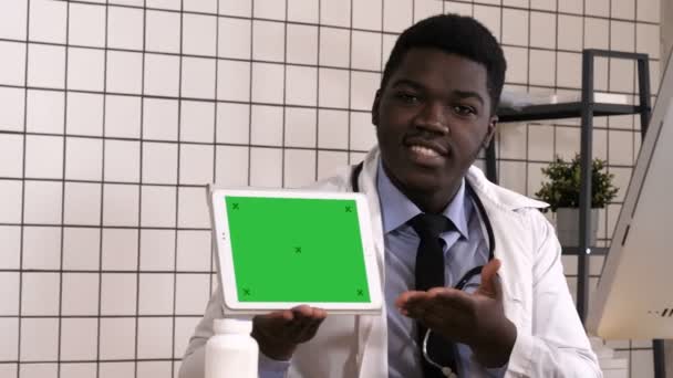 Medico amichevole che presenta schermo tablet digitale. Display bianco. — Video Stock