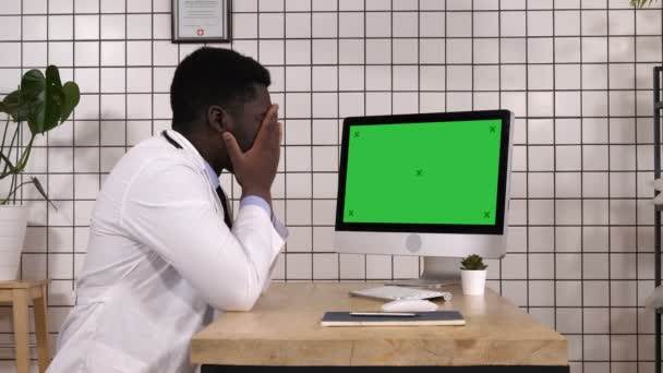 Döbbenve orvos keres a képernyőn a számítógép. Fehér kijelző. — Stock videók