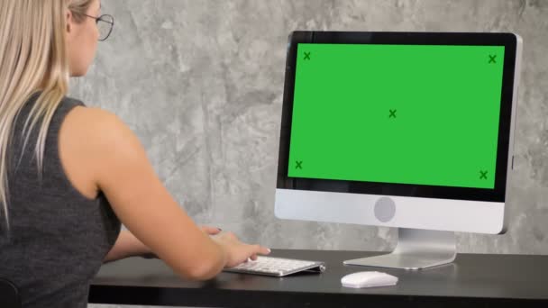 Freiberuflerin arbeitet an einem neuen Computerprojekt. Green-Screen-Attrappe. — Stockvideo