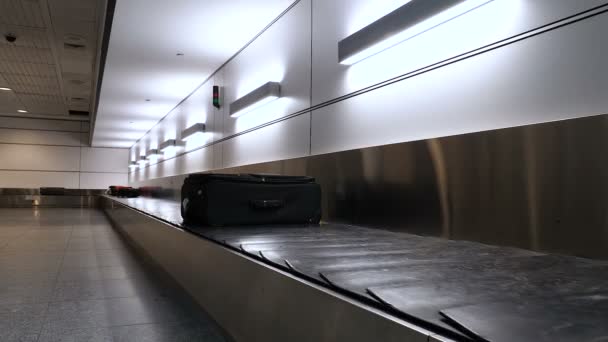 Valise ou bagage avec tapis roulant circulant dans la zone de récupération des bagages de l'aéroport international. Aéroport de Montréal, Canada, juillet 2018 . — Video