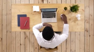 Dizüstü bilgisayar ile iş yerinde genç Afrikalı-Amerikalı doktor.