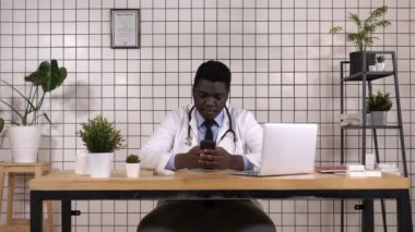Afrikalı Amerikalı doktor Holding akıllı telefon manifatura.