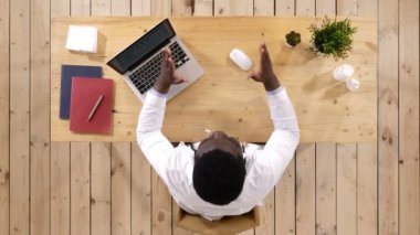 Erkek doktor jestler yapma birisiyle konuşuyor.