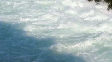 Türbülanslı akış su. Çalkantılı su yüzeyi. Su Güz.