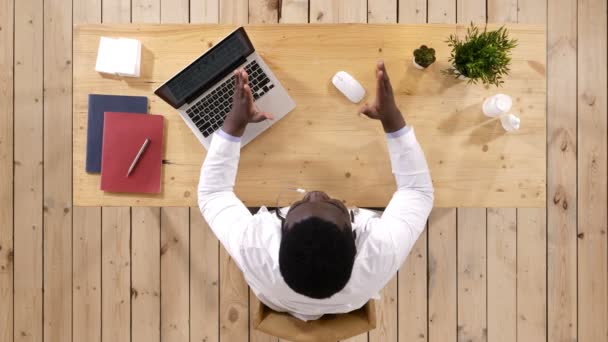 Male doctor talking to someone making gestures. — Stock Video