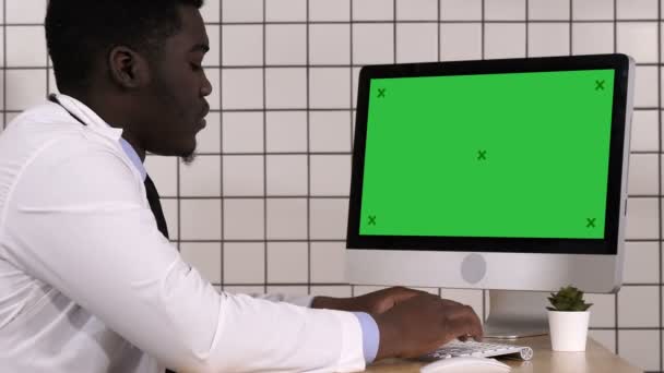 Tilik Layar Komputer Dokter Mature Bekerja Pada Komputer Tampilan Putih — Stok Video
