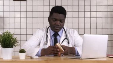 Afrikalı Amerikalı doktor yapım notları.
