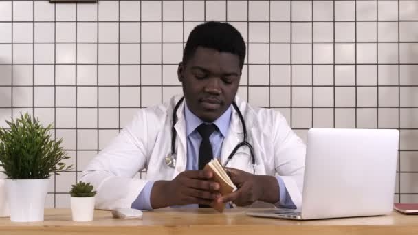 African American Doctor Making Notes. — Stock Video