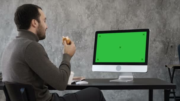 Achteraanzicht Knappe Zakenman Eten Hebben Een Videoconferentie Met Iemand Groen — Stockvideo