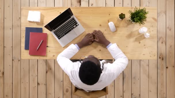 Jeune médecin à son lieu de travail souriant . — Video