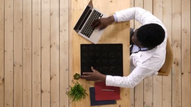 Beyin seyir Afro Amerikan fikri adam sağlık personeli ile beyaz stetoskop, x-ışını Radyografik görüntü, tomografi, Mr.