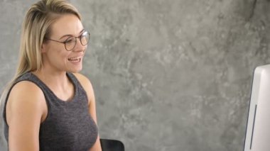 Skype telefon görüşmesi ile internet telefonu, arkadaşlarınızla iletişim gülümseyen genç kadın portresi.