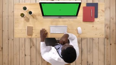 Genç Afrikalı Amerikalı doktor iş başında. Beyaz Görünüm.