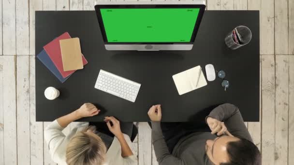Business-projektteam arbetar tillsammans på mötesrum på kontor. Mock-up-grön skärm. — Stockvideo