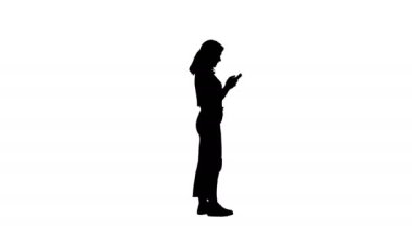 Siluet, cep telefonunda yazan sıradan bir genç kadın..
