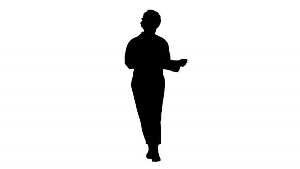 Silueta Friendly female doctor walking and talking to camera. — Stock video