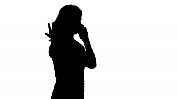 Silhouette Femme parlant au téléphone. — Video