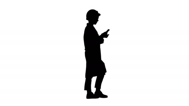 Silhouette Scientifique féminine utilisant Smartphone Walking. — Video