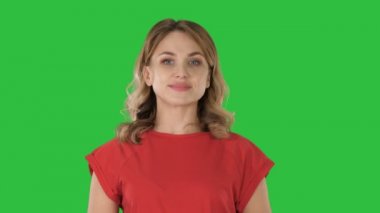 Chroma anahtar yeşil ekran tarafında el ve parmak ile işaret eden genç kafkas kadın.