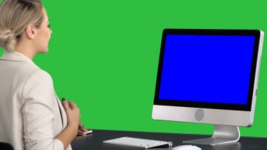 Genç kadın bir yeşil ekranında, Chroma Key tarafından görüntülü sohbet biriyle. Mavi ekran Mock-up.