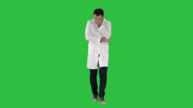 Yorgun Doktor Chroma anahtar yeşil ekran yürüyüş.