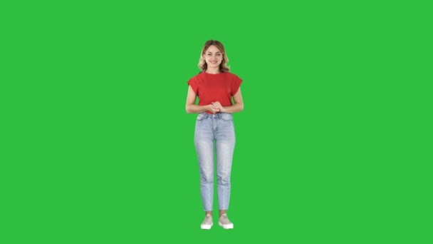 Όμορφη γυναίκα παρουσιάστρια δείχνει φανταστικό εικόνες από την αριστερά και δεξιά σε μια πράσινη οθόνη, Chroma Key. — Αρχείο Βίντεο