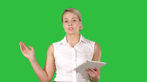 Portrait of an executive professional mature businesswoman holding tablet and talking to the camera on a Green Screen, Chroma Key. — Stock Video