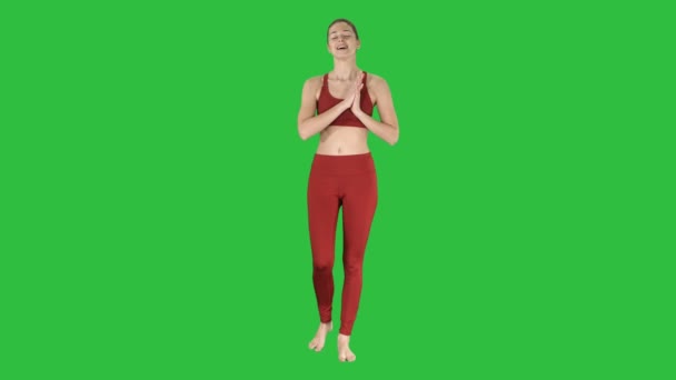 Schöne junge Yogalehrerin im Gespräch mit der Kamera auf einem grünen Bildschirm, Chroma-Taste. — Stockvideo