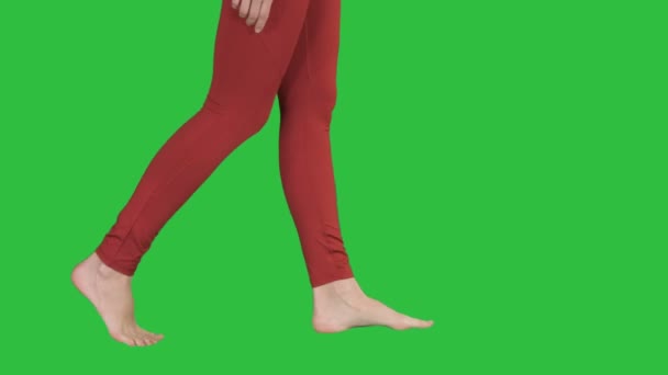 Dames benen zijn kaal en nemen stappen Yoga op een groen scherm, Chromakey. — Stockvideo