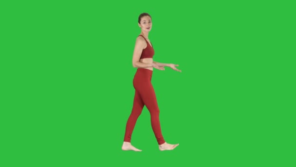 Yoga trainer praten met de camera op een groen scherm, Chromakey. — Stockvideo