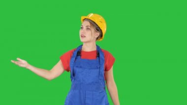 Chroma anahtar yeşil ekranda onun iki taraf için de söz ve gösterilen genç gülümseyen işçisi kadın obje.