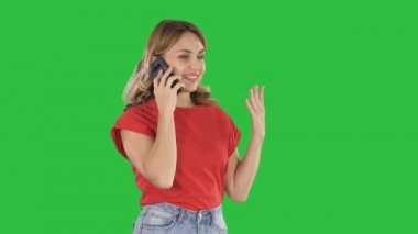 Güzel kadın bir yeşil ekran, Chroma Key telefonda konuşurken.