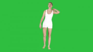 Mutlu yüz Chroma anahtar yeşil ekranda ok işareti yapıyor gülümseyen genç sarışın kadınla.