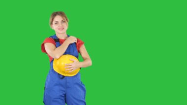 Birisi Chroma anahtar yeşil ekranda kamera arkası gülüyorsun inşaat kadın.