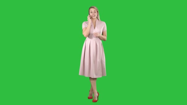 Chica encantadora hablando por teléfono móvil en una pantalla verde, Chroma Key . — Vídeos de Stock