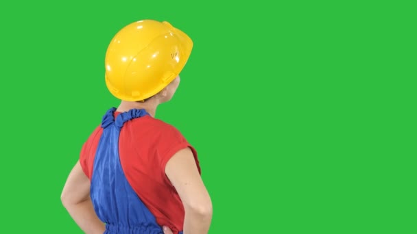 エンジニア リング建設労働者女性カメラに転換し、クロマキー グリーン画面で笑顔. — ストック動画